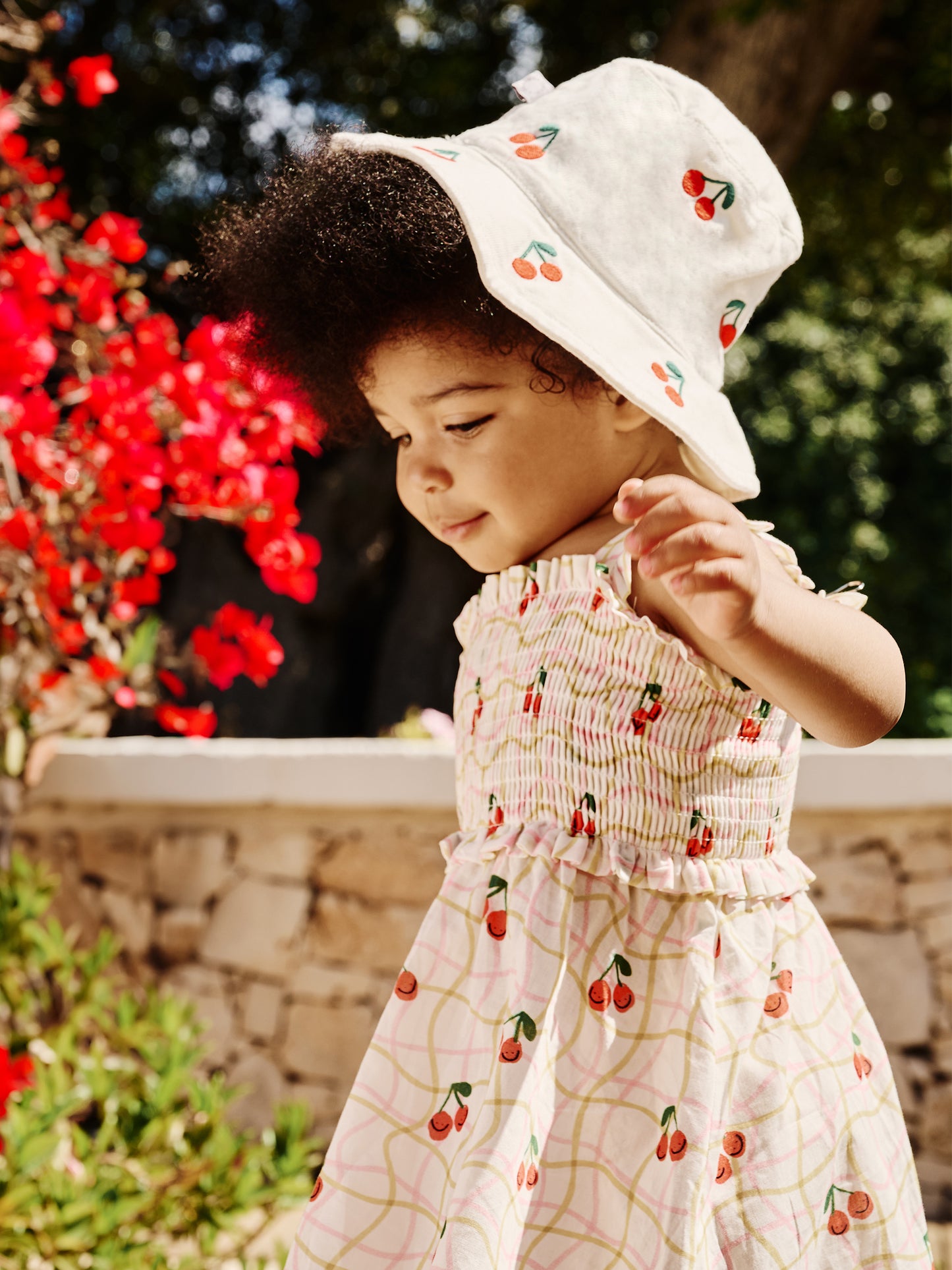 Cloche blanche pour bébé fille avec cerises