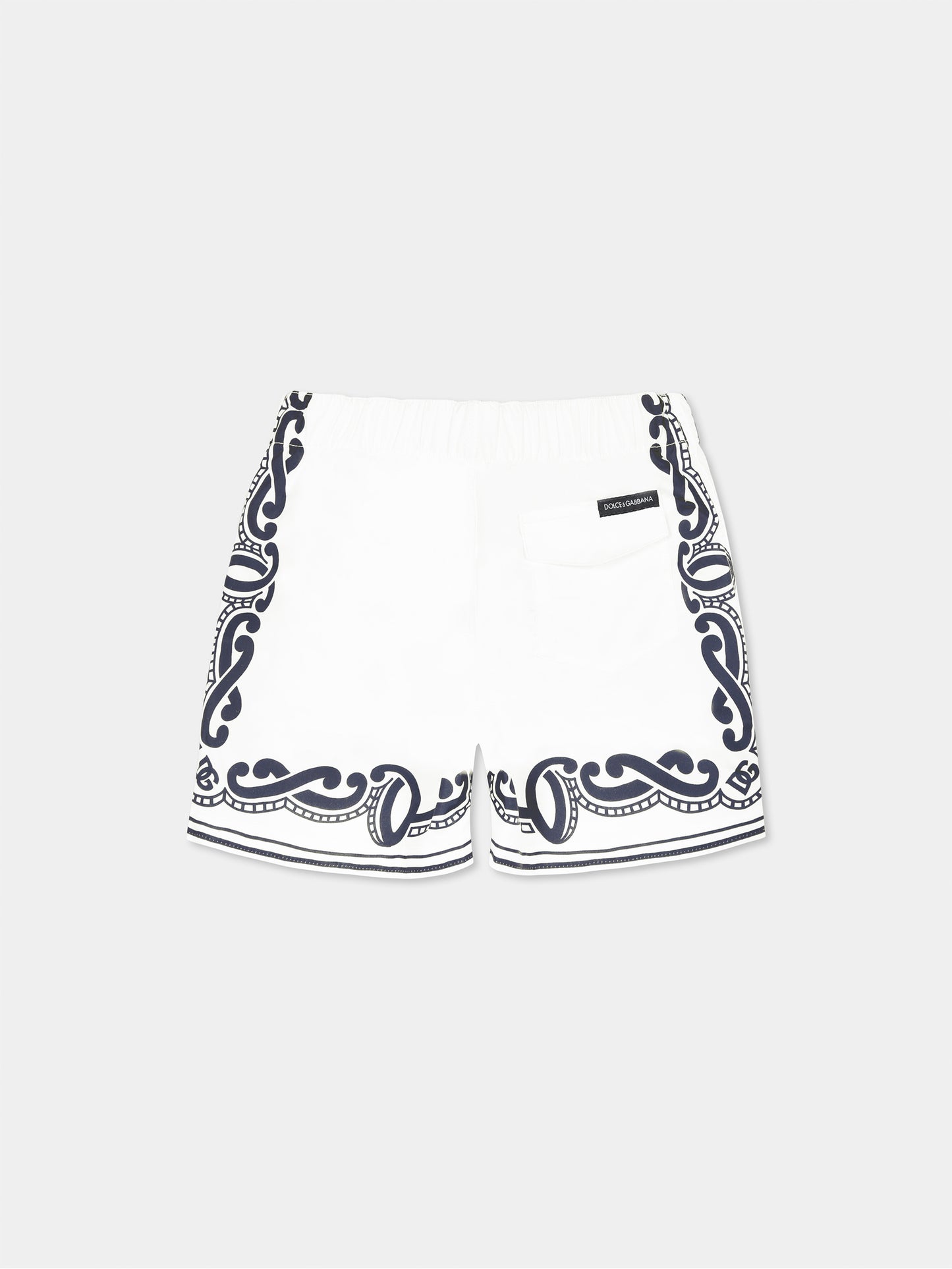 Short de bain blanc de la marque de luxe italienne Dolce & Gabbana Kids, avec taille élastiquée, cordon de serrage et poche arrière. Il est décoré d'un imprimé bandana et d'un logo.