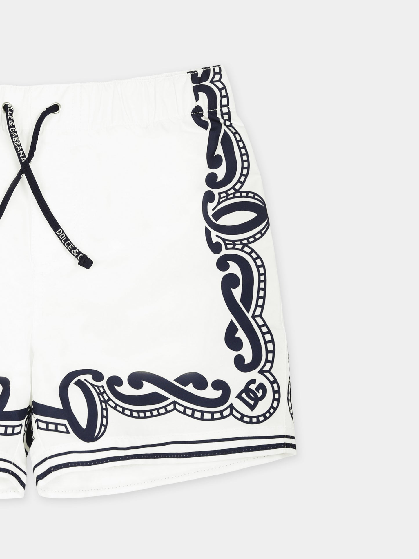Short de bain blanc de la marque de luxe italienne Dolce & Gabbana Kids, avec taille élastiquée, cordon de serrage et poche arrière. Il est décoré d'un imprimé bandana et d'un logo.